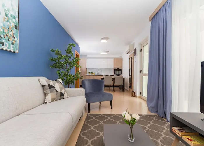 Domus Lauri Palace *